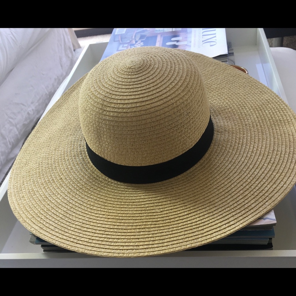 Ladies straw hat, worn 1 time